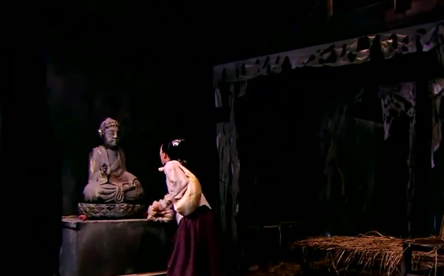 宫女趁乱私藏慈禧枕头，64年后被拆开，里面全是宝物