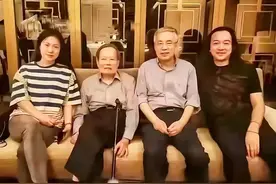 杨振宁103岁了，身体萎缩很多精神仍不错，翁帆49岁也渐渐发福了图片