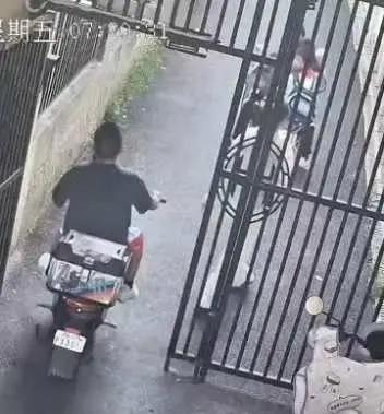烈犬撕咬路人致其当场死亡，狗主人辩称：“人是被狗咬死的，我没罪”，法院：主人获刑6年半