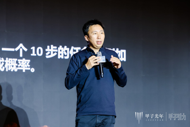 2000+人次 70余位大咖辩AI下半场	，2025甲子引力年终盛典圆满落幕