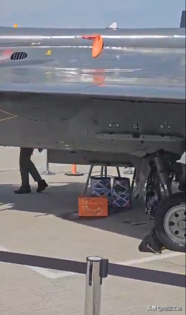 突发！迪拜航展现场巨响，印度光辉战机坠毁爆炸，飞行员生死未卜