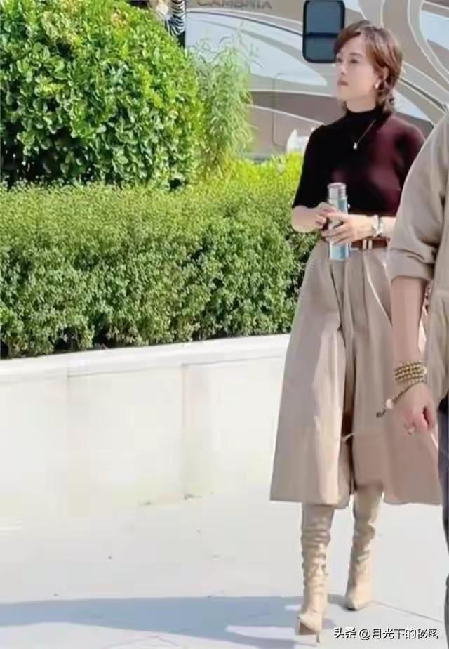 43岁孙俪上班被偶遇	，她的身材真好，手里拿着保温杯，好会养生