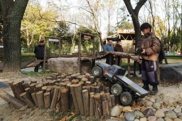 硚口区“就地取材”激活小微空间 育苗基地变身“森系”游园 市中心就能畅快体验:森林溯溪 + 露营 + RC越野