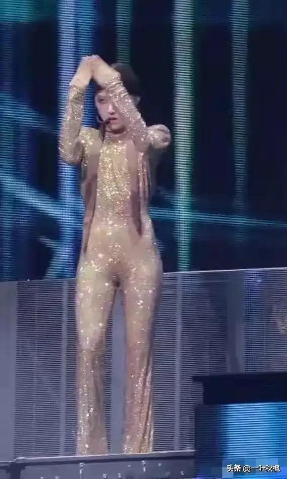 刘雨昕的身材好的离谱，这么贴身的衣服一般人还真驾驭不了。