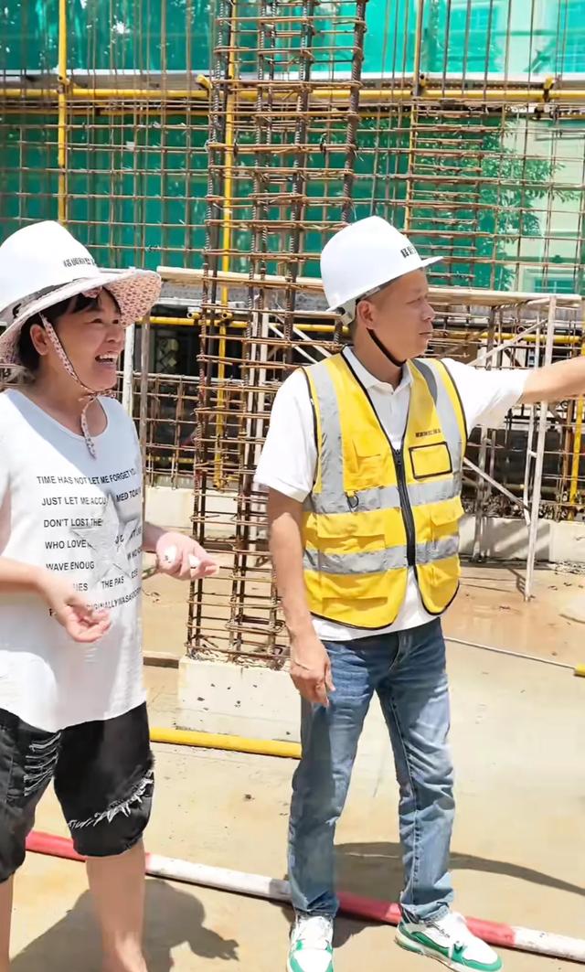 全红婵家的新房终于复工，邻居都开始建二层了，全妈来工地催进度