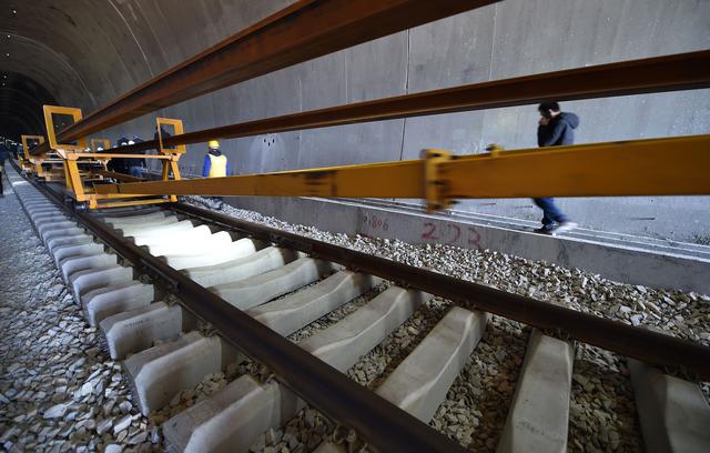 火车铁轨都换成混凝土枕木了，为何武汉长江大桥还在用木质轨枕？