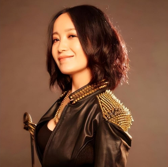 她连上5次春晚，私下却和恩师同居怀孕被骗流产，今57岁依然单身