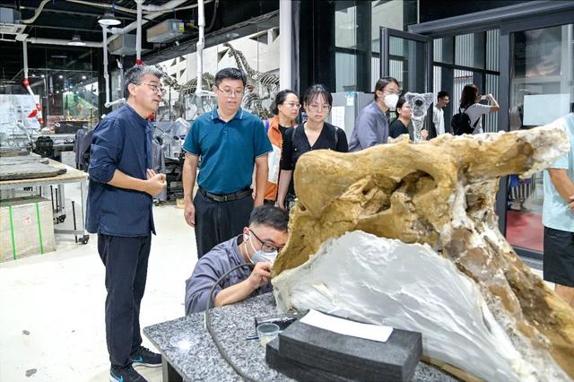 国家自然博物馆党委书记、常务副馆长万士林莅临英良集团参观指导