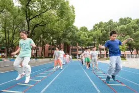 中小学生每天一节体育课，活动不低于2小时，看起来容易做起来难图片