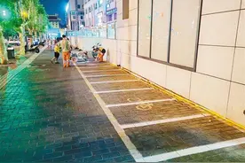 “小格子”惠民生 碑林交警施划4处摩托车免费停车位图片
