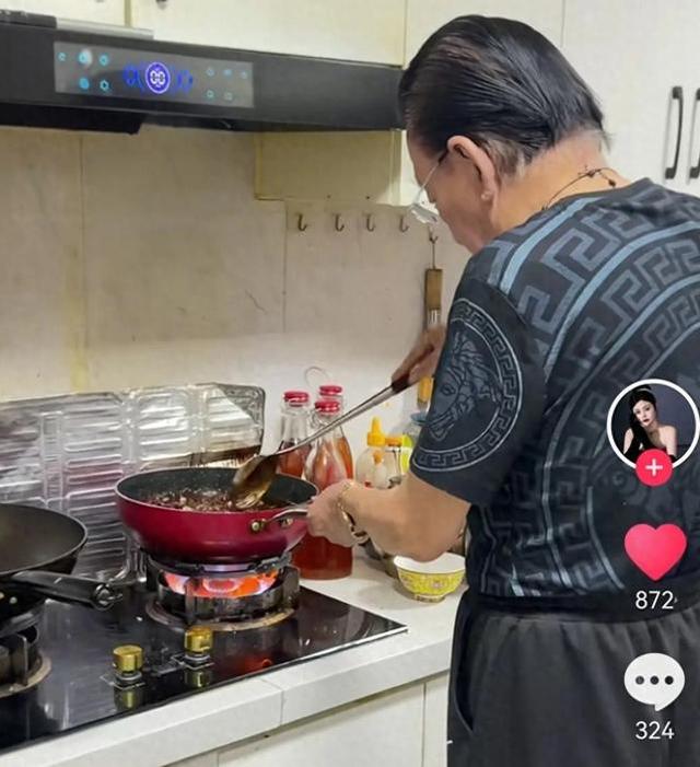 79岁侯耀华晚年凄凉！独居北京无保姆照料	，家里脏乱差环境寒酸