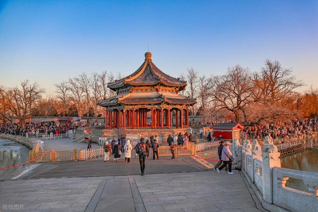 谁懂北京的浪漫？冬至前后 1 个月，十七孔桥桥洞点亮 17 盏金灯