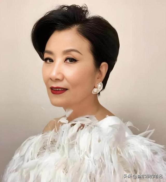 78岁连路都走不稳还开演唱会	，全网骂声一片，她却扬言回馈粉丝