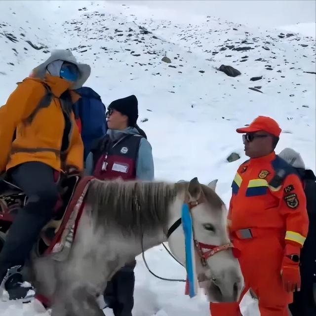 珠峰暴雪被困后续：向导人肉开路，百余人因此获救，有人重金感谢