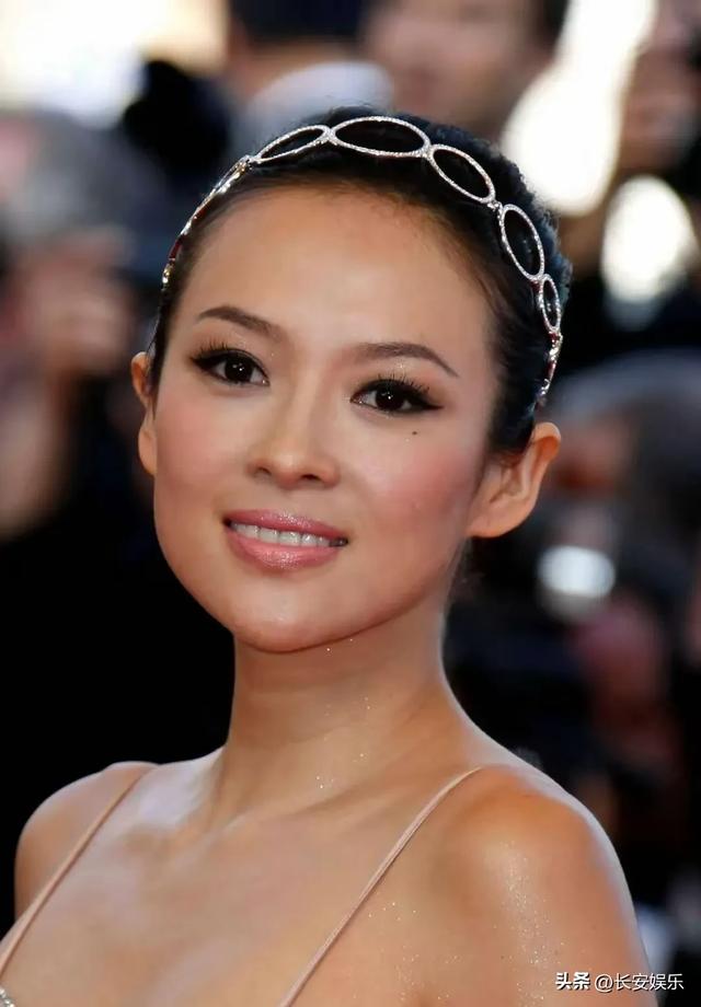 章子怡年轻时候真敢穿啊，这是没把咱们当外人啊！吊带真结实