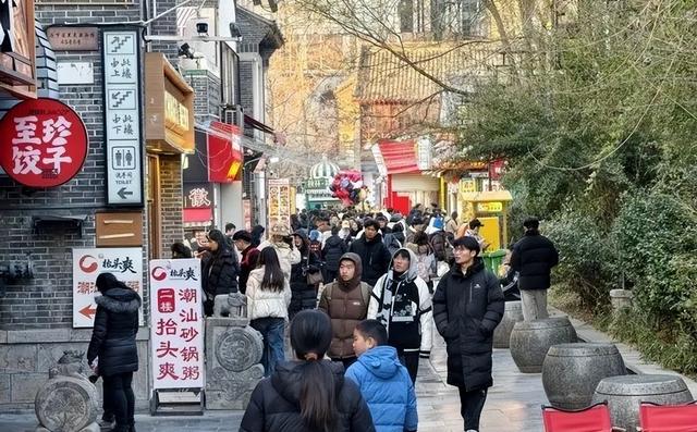 元旦假期济南宽厚里人气火爆，各地美食引游客打卡寻味