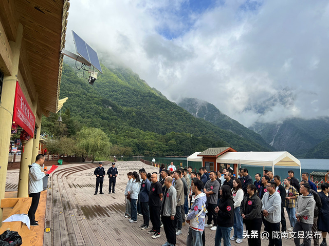 梦天池岸：热血徒步赛开跑，民警“藏蓝”守护一路风光