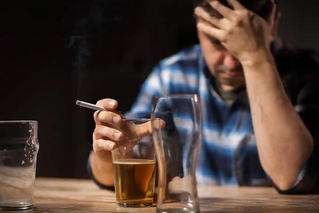 上了年纪要戒烟吗？医生提醒：过了55岁，日常吸烟牢记8不吸