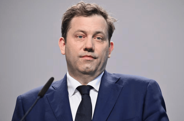 日本话音刚落，又一国介入台海，专机已经离华，要逼中国做3件事