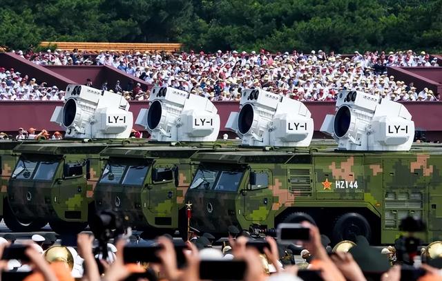 阅兵逆袭！张召忠曾说：以美国经验，中国激光武器20年也无法服役