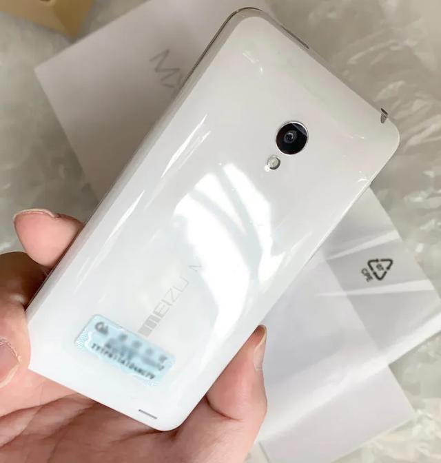 史上最美的魅族手机，白色后盖像块玉！如今可以“裱”在墙上