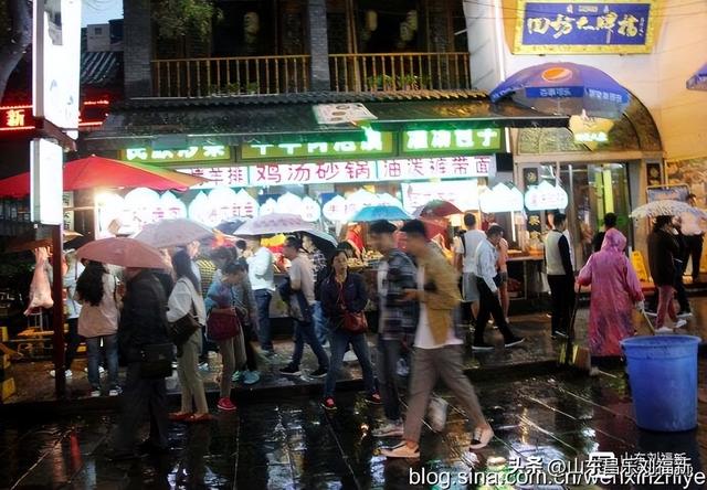 秋雨中的“西安回民街”街市（“陕西之旅”之六）
