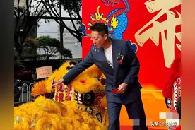 麻六记新店开业！汪小菲空降广州，西装配运动鞋，身体暴瘦很憔悴图片