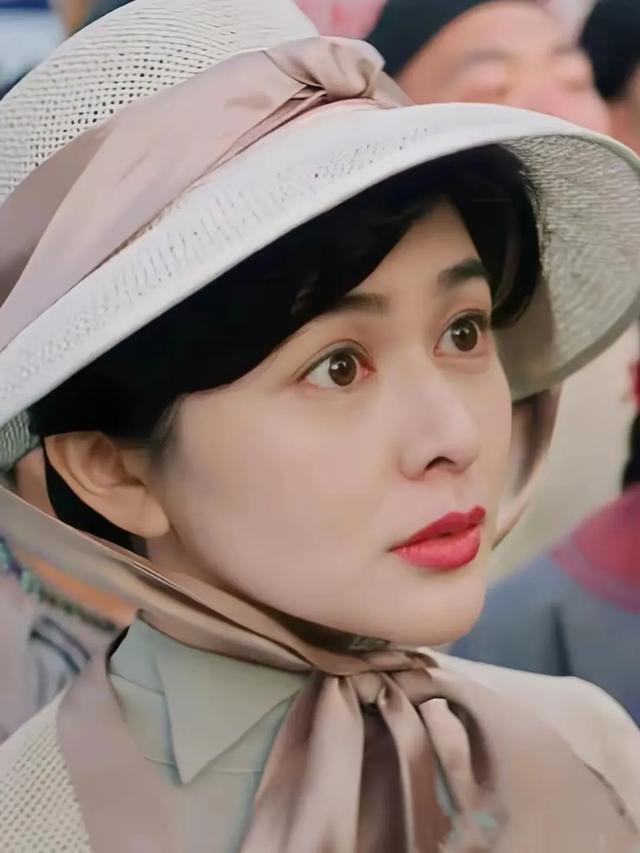 62岁关之琳与小男友甜蜜依偎！无子女活成豪门，香江美人至今惊艳