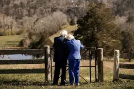 人到晚年才会明白，亲人之间的关系，是有因果的图片