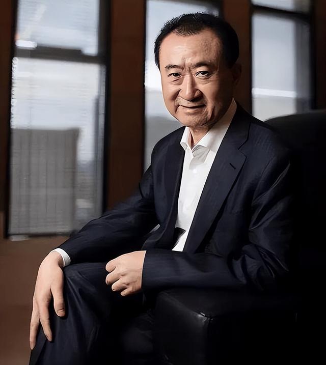 71岁王健林现身新疆，瘦成皮包骨，儿子王思聪本性难改又换新女友