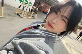 娱乐会所彝族女孩去世！仅20岁，妈妈坐在店门口痛哭，哥哥曝细节图片