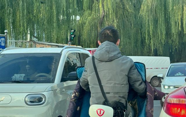 你知道吗，这个冬天暖气吹得太热，结果有人都睡不好觉，然后一