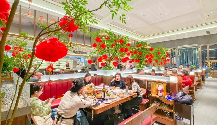 一桌团圆味,满城新春暖!郫都年夜饭市场“热气腾腾”插图2 一桌团圆味,满城新春暖!郫都年夜饭市场“热气腾腾”插图2