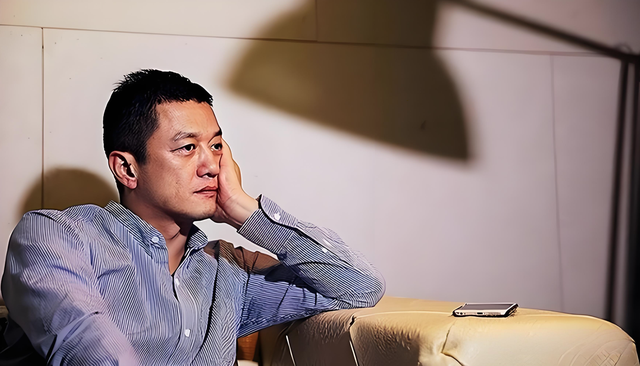 被誉“天后收割机”，五段感情两次离婚，为何女人纷纷离开李亚鹏