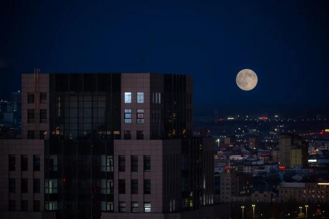 🤩哇~好大的月亮🤩