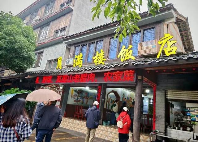 老兵军嫂游柳江：曾家园里看古树，烟雨河畔话当年