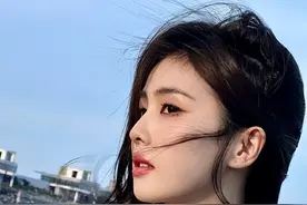白鹿OLAY直播粉色深V战袍！从萌妹到御姐，一秒变脸，这演技牛！图片