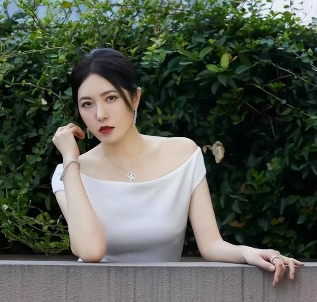 她是两百年难遇的美人，靠美貌“征服”无数男人，如今47岁仍未婚