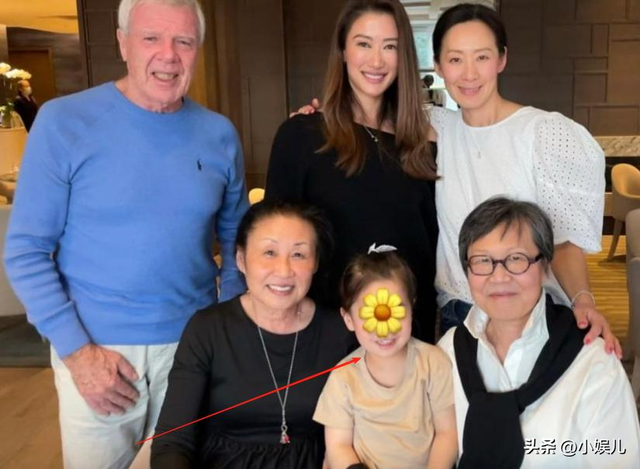 王菲也没想到，自己宝贝11年的男友谢霆锋，居然是个“扶妹魔”