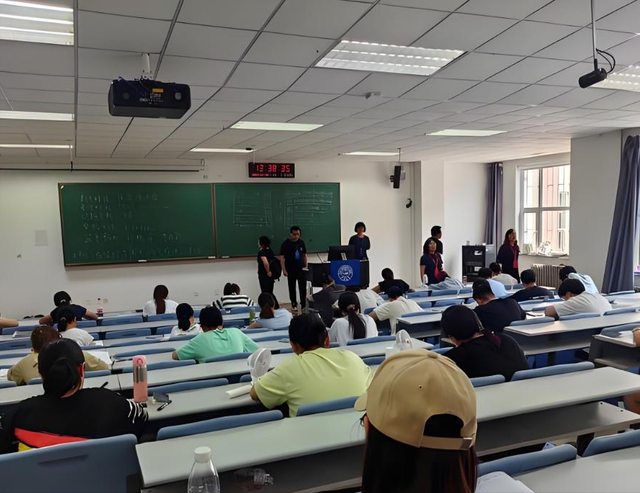 李咏可能也没料到，自己离世7年后，竟因23岁女儿又被人们提及