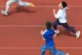 小孩哥跑丢两只鞋仍断崖式夺冠：鞋子掉后没去捡鞋子，继续跑图片