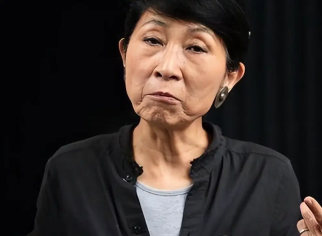 苍天饶过谁！拒唱国歌否认中国籍，俩儿子落户国外，她现状如何？
