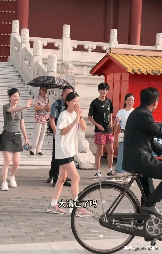小伙模仿末代皇帝溥仪火爆全网 网友 去故宫别忘了买门票