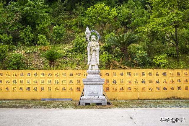 临崖而建的萧山福庆寺，来历有点神秘却香火旺盛，当地影响力甚广