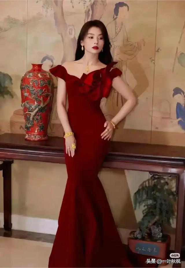 哇塞！刘涛这肥臀	，算是圈内第一了吧，麻花辫配包臀裙太显年轻了