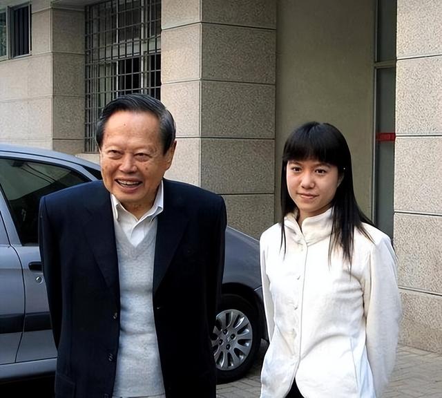 杨振宁追悼会今日举办，离世前状态曝光，摔跤酿祸，翁帆或早察觉