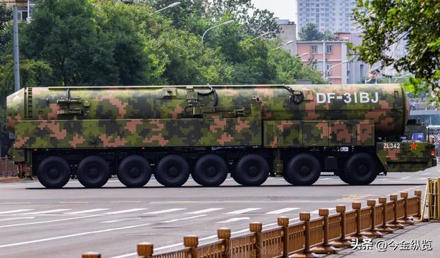 美军报告罕见瘦身又失聪：中国核武器、高超音速导弹，一个不敢提