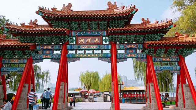行走大明湖:亭台是凝固的诗行，荷香是时光的信使！