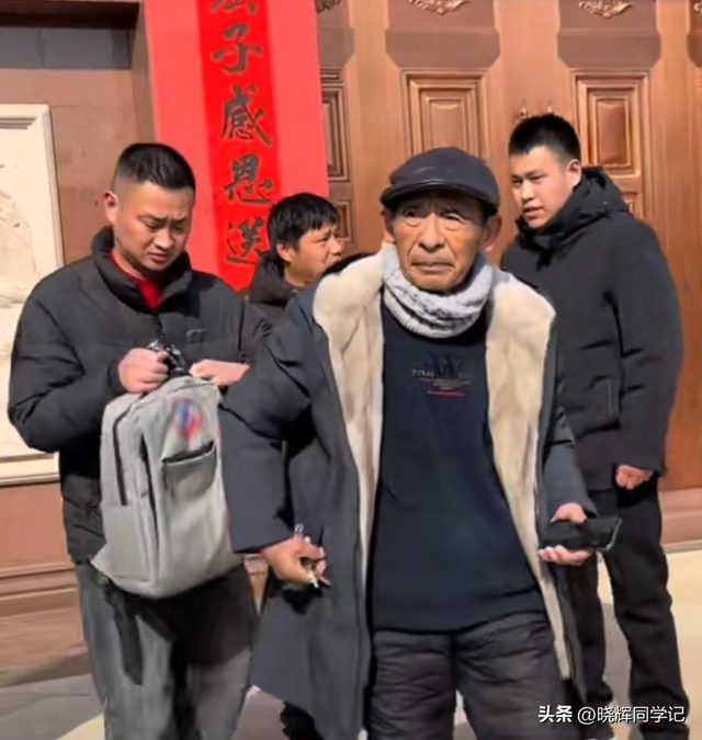 刘强东发放年货现场曝光	，令人恶心的一幕出现，当场被人制止