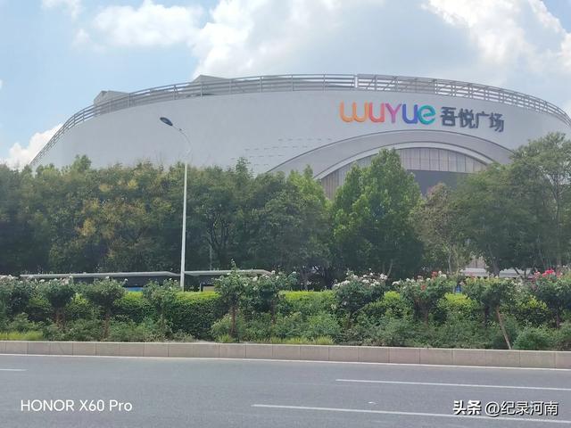 信华建国酒店和新城吾悦广场，如同商丘市中心城区的两颗璀璨明星